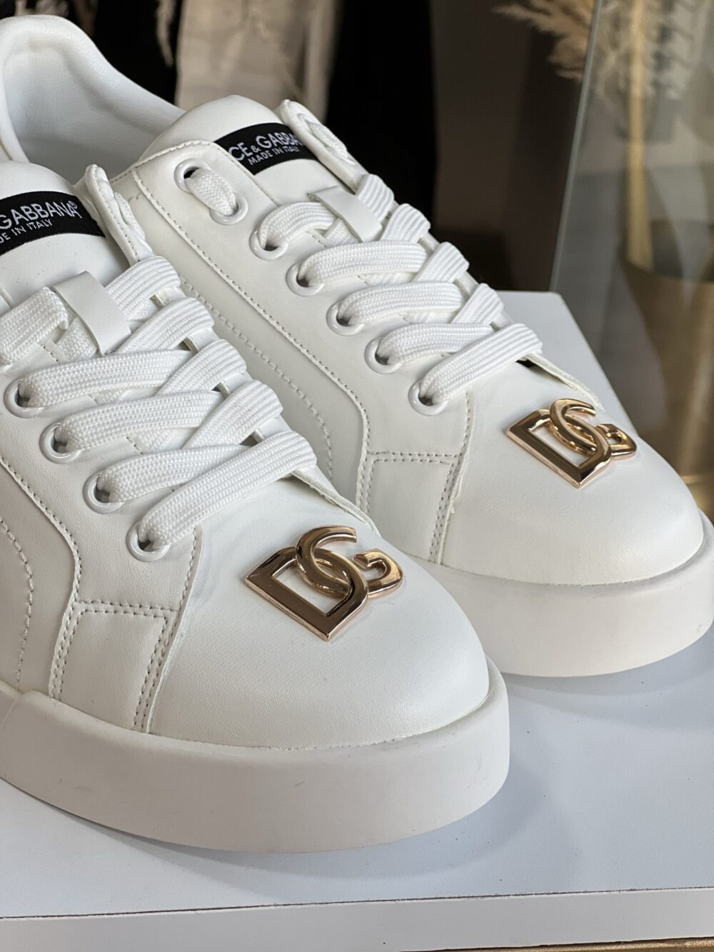 DG tenis con logo dorado - Image 2