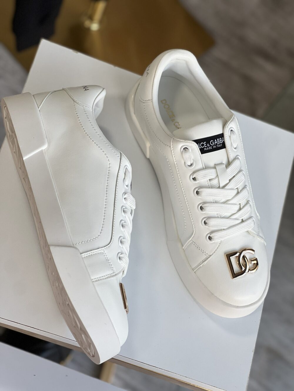 DG tenis con logo dorado